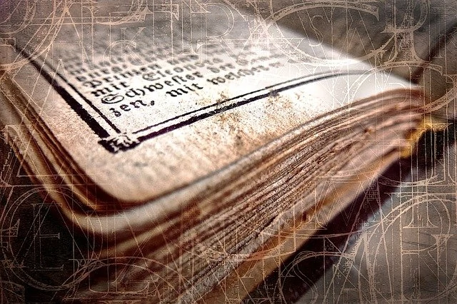 ein buch mit antiker schrift